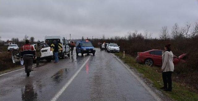 Sinop’ta Trafik Kazası: 2 Yaralı