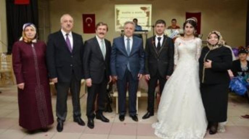 Vali Kahraman Ve Eşi Ahıska T&uuml;rklerinin D&uuml;ğ&uuml;n T&ouml;renine Katıldı