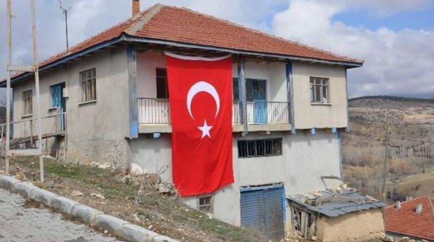 Afyonkarahisar Şehidini Bekliyor