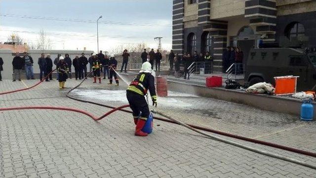 Adilcevaz’da Polislere Yangın Söndürme Tatbikatı