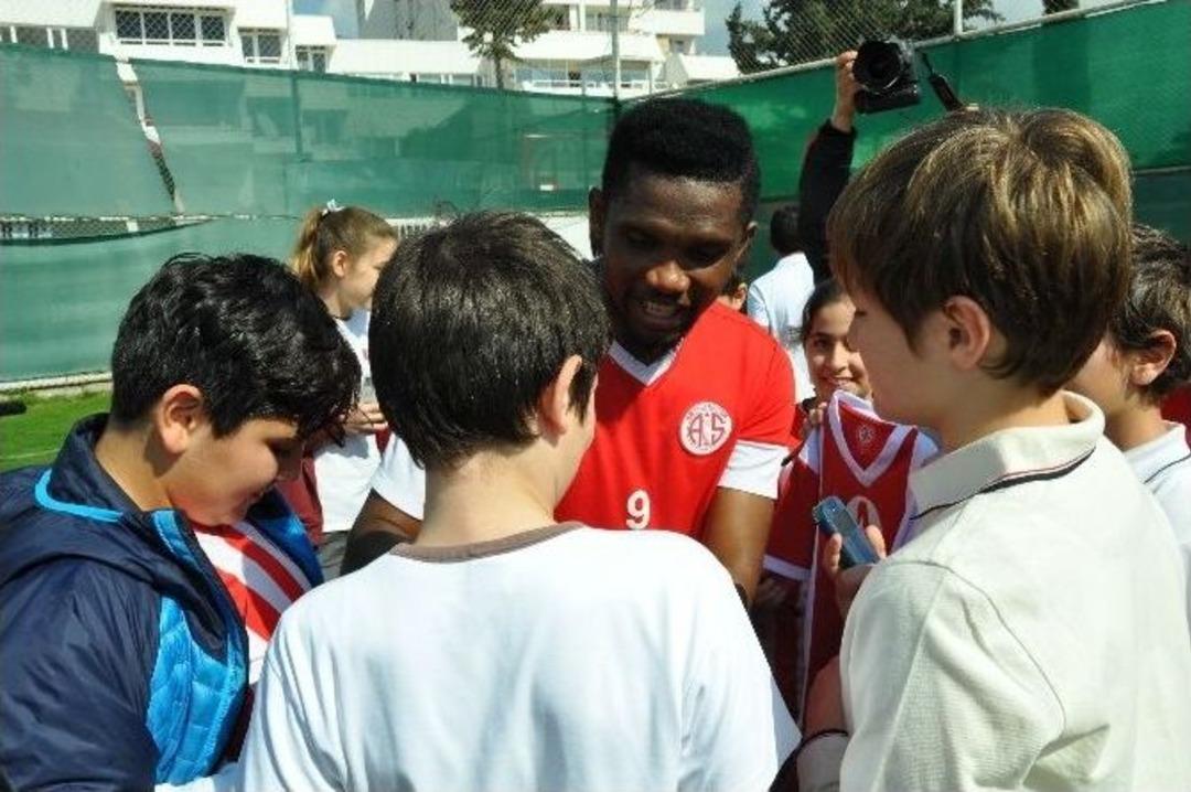 &Ouml;ğrencilerden Eto&rsquo;o&rsquo;ya Sevgi Seli