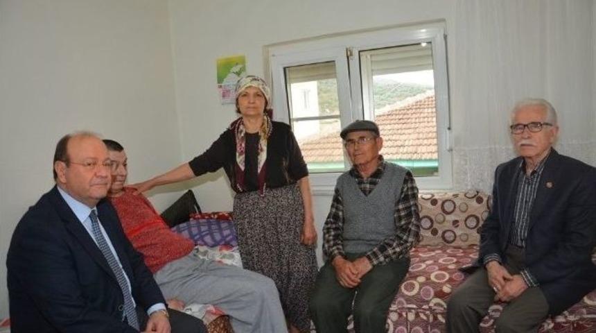 Başkan &Ouml;zakcan, Ak&uuml;l&uuml; Sandalye Hediye Etti