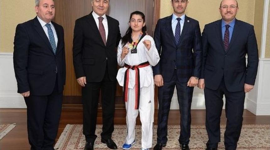 Şampiyon Altınla &Ouml;d&uuml;llendirildi