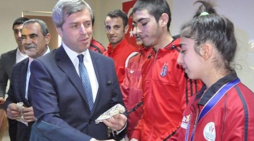 Bitlis&rsquo;te Başarılı Sporcular &Ouml;d&uuml;llendirildi