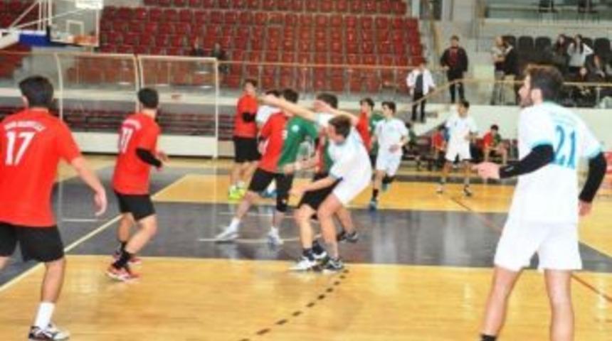 Gen&ccedil; Hentbolcular Yarı Finalde