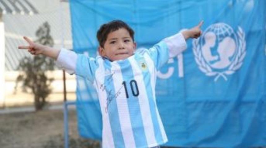 Messi, Poşetten Forma Giyen Minik Hayranını Unutmadı