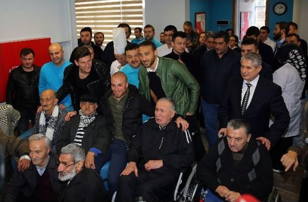 Beşiktaşlı Futbolculardan Anlamlı Ziyaret