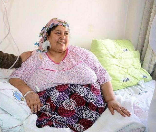 220 Kilo Olan Kadına Başarılı Mide Ameliyatı