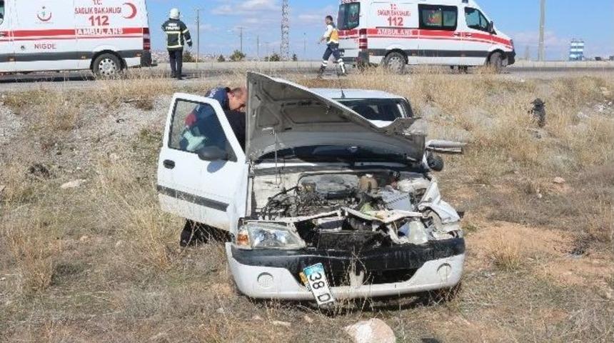 Soğan Y&uuml;kl&uuml; Tır İle Otomobil &Ccedil;arpıştı: 1&rsquo;i Ağır 2 Kişi Yaralandı