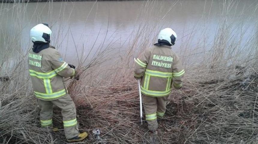 Burhaniye&rsquo;de Mahsur Kalan K&ouml;pegi İtfaiye Ekipleri Kurtardı
