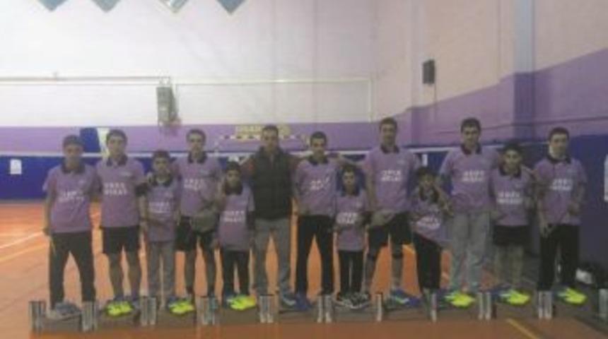 İş Adamından Badminton Takımına Destek