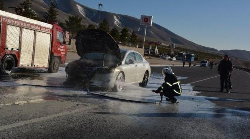 Seyir Halindeki Otomobil Alev Aldı