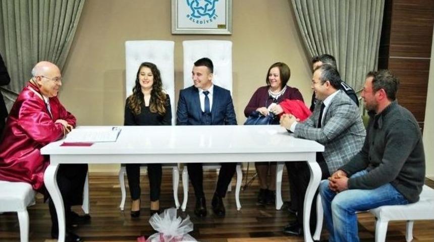 Başkan Eşkinat, B&uuml;şra Ve Olcay &Ccedil;iftinin Nikahını Kıydı