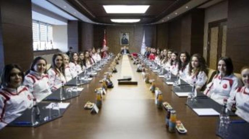 Bakan Kılı&ccedil; Buz Hokeyi Kadın Milli Takımı&rsquo;nı Kabul Etti