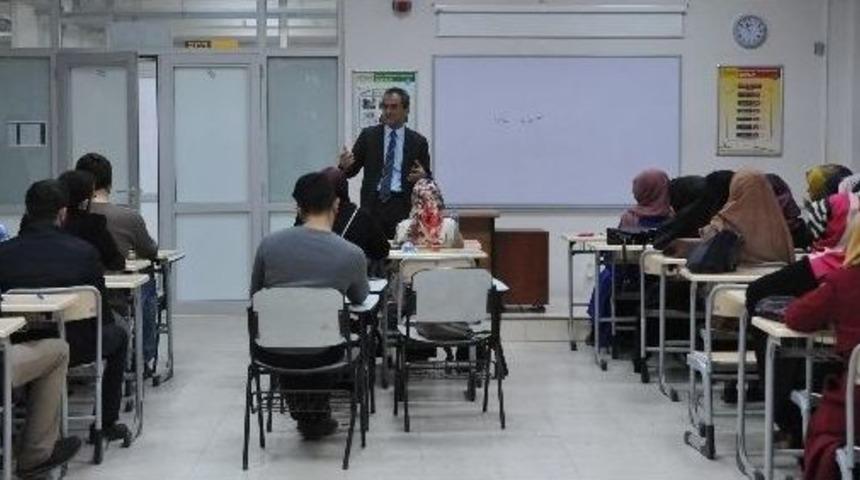 Rekt&ouml;r &Ouml;zer İlahiyat Fak&uuml;ltesi&rsquo;nde İncelemelerde Bulundu