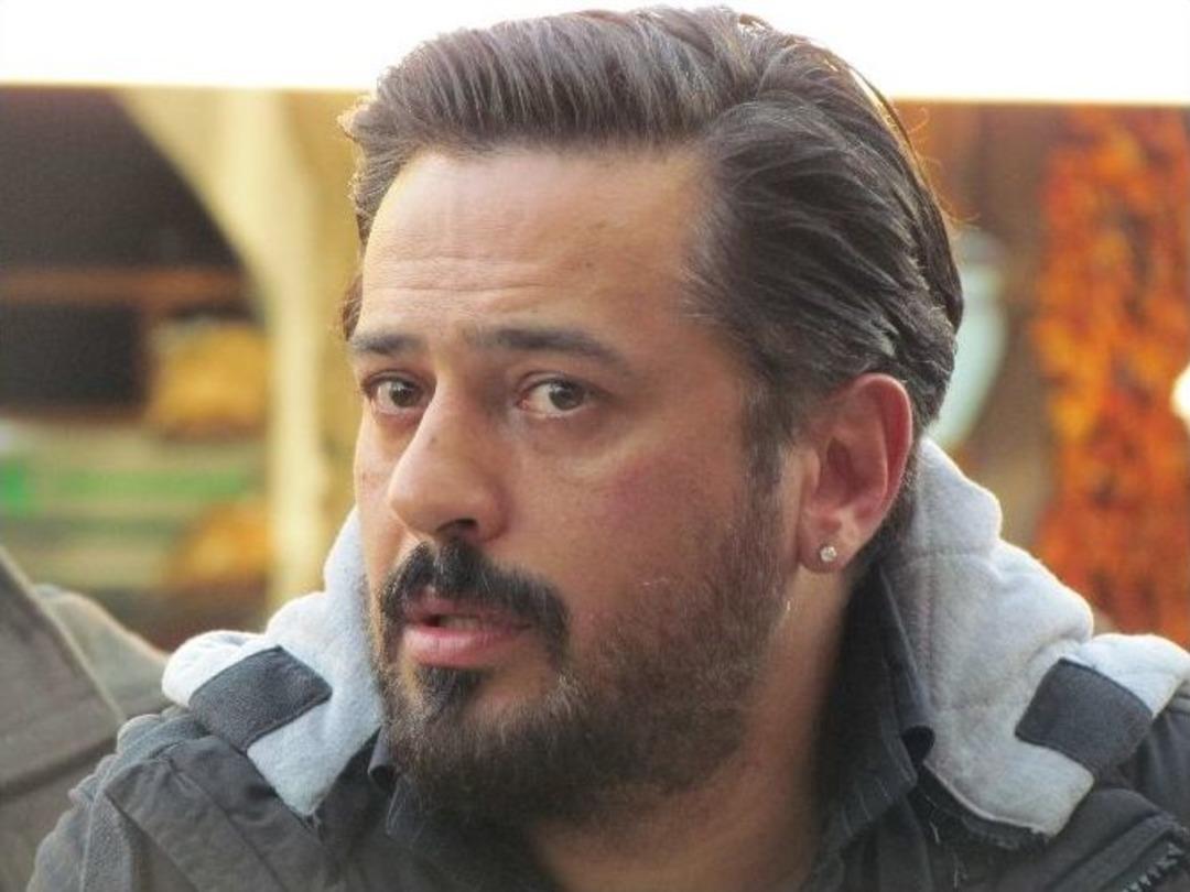 Sanat&ccedil;ı Emre Altuğ&rsquo;dan Annesine Veda