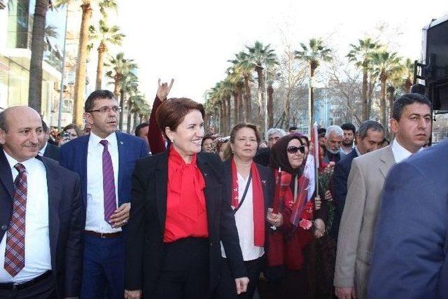 Mhp’li Akşener Vatandaşlarla Yürüdü