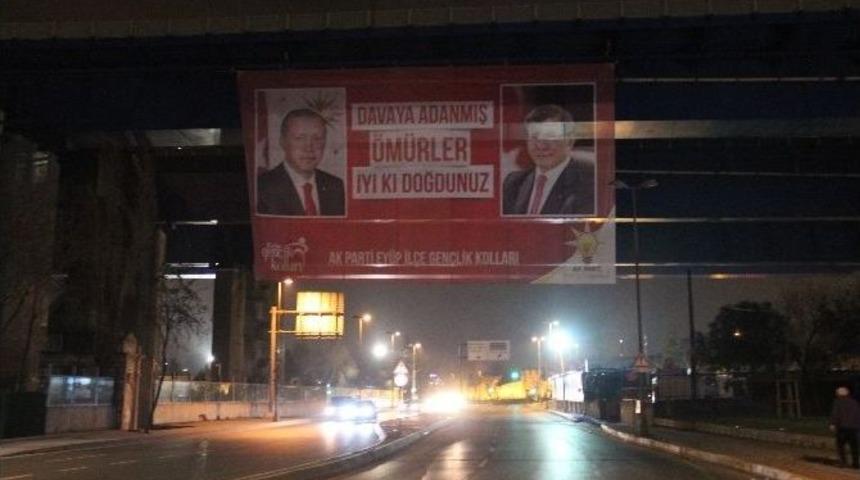 Cumhurbaşkanı Erdoğan Ve Başbakan Davutoğlu İ&ccedil;in Dev Pankart