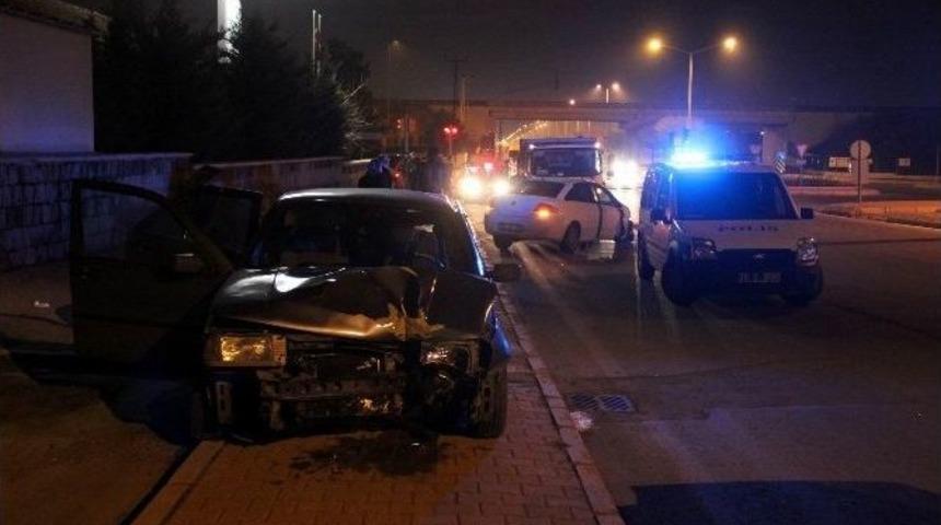 Otomobiller &Ccedil;arpıştı: 4 Yaralı