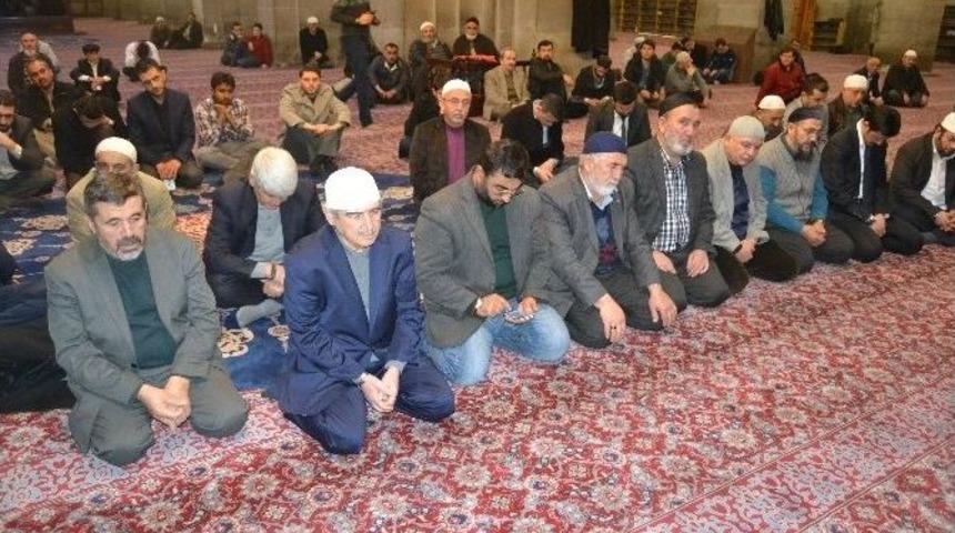 Anadolu Gen&ccedil;lik Derneği Merhum Necmettin Erbakan&rsquo;ı Dualarla Andı