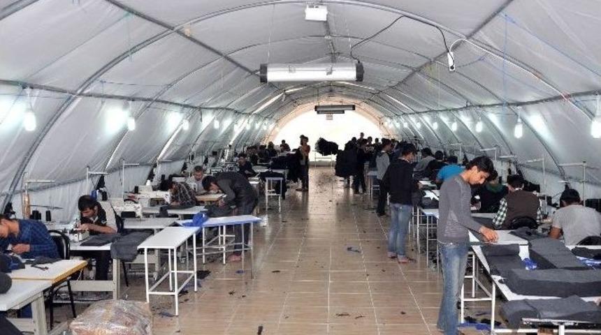 Suriyeli M&uuml;ltecilere Dikiş Ve &Uuml;retim Eğitimi Veriliyor