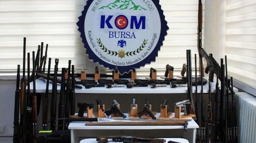 Bursa&rsquo;da &Ouml;rg&uuml;t Ve Ruhsatsız Silah Operasyonu Sonrası 13 Kişi Hakim Karşısında