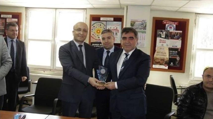 Başkan &Ouml;zdemir&rsquo;e Teşekk&uuml;r Plaketi