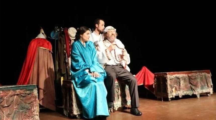 "b&ouml;yle Gelmiş B&ouml;yle Gitmez" Vezirk&ouml;pr&uuml;&rsquo;de Sahnelendi