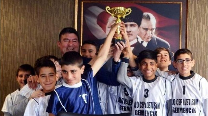 Germencik&rsquo;in Minik Voleybolcularından Başkan Akın&rsquo;a Ziyaret