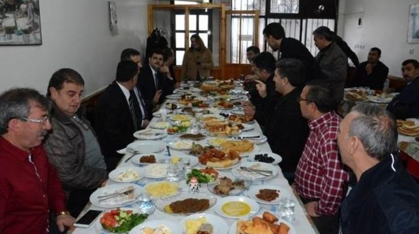 Kaymakam &Ouml;zer Ak&ccedil;akocalı Karslılarla Buluştu