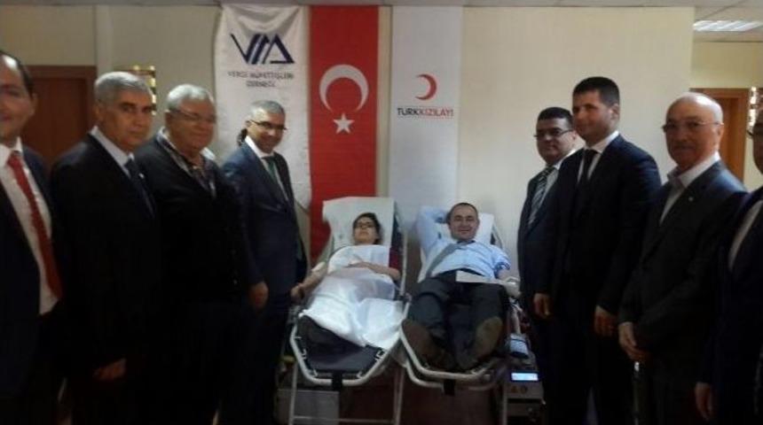 Vergi M&uuml;fettişleri Kan Bağışladı