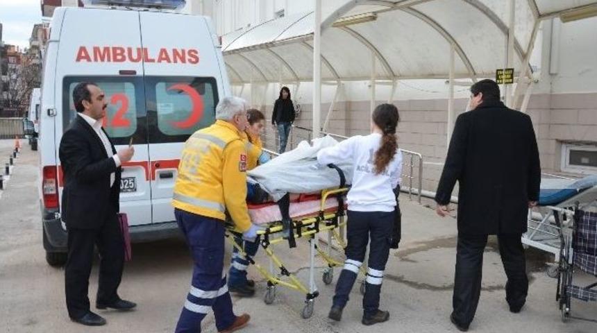 Yolun Karşısına Ge&ccedil;meye &Ccedil;alışan &Ouml;ğrenciye Otomobil &Ccedil;arptı