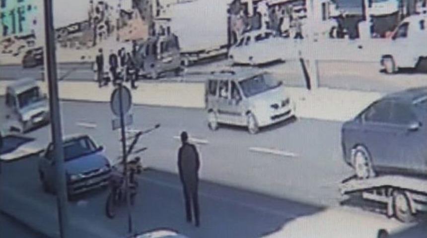 Yola &Ccedil;ıkan K&ouml;pek Kazaya Neden Oldu: 3 Yaralı