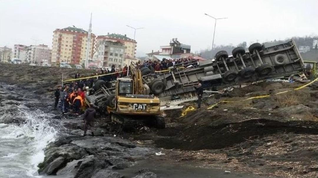 Tır, Deniz Kenarındaki Kayalıklara U&ccedil;tu: 1 &Ouml;l&uuml;