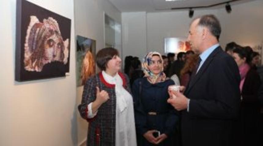 &Ouml;ğrenciler Sevdiklerinin Y&uuml;z&uuml;n&uuml; Tuvale Yansıttı