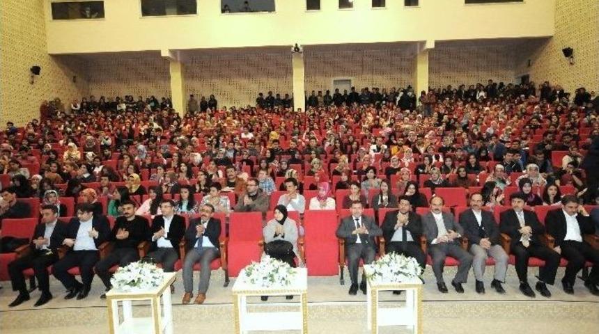&Uuml;niversitede &ldquo;yedi G&uuml;zel Adam&rdquo; Ve Rasim &Ouml;zden&ouml;ren