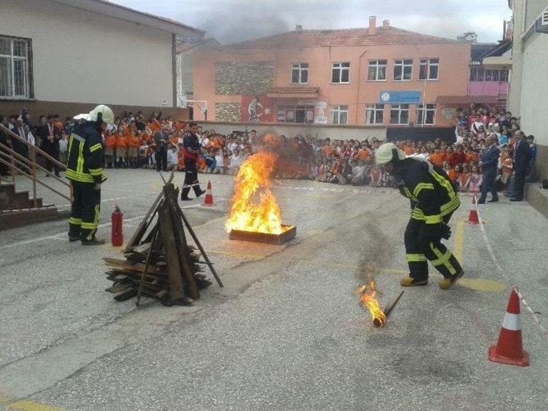 İlkokulda Uygulamalı Yangın S&ouml;nd&uuml;rme Eğitimi