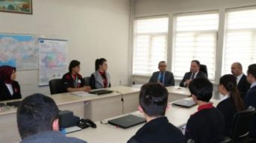 M&uuml;d&uuml;r Coşkun Esen, &rsquo;en İyi Lise &Ouml;d&uuml;l&uuml;&rsquo;ne Layık G&ouml;r&uuml;len Okulun &Ouml;ğrencilerini Kabul Etti