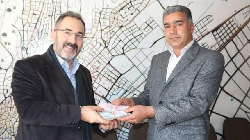 K&ouml;pr&uuml; &Uuml;zerinde Bulduğu 28 Bin Lirayı Sahibine Teslim Etti