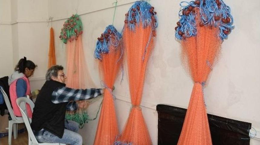 Urlalı Kadınlar Balık Ağı &Ouml;rerek Para Kazanıyor