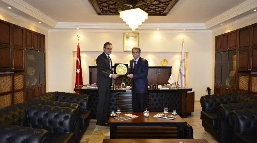 Eski Bakan G&uuml;&ccedil;l&uuml;, Be&uuml;&rsquo;y&uuml; Ziyaret Etti