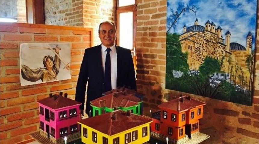 Seyitgazi İl&ccedil;e Milli Eğitim M&uuml;d&uuml;r&uuml; Avcı&rsquo;dan "eğitimde Mutlak Başarı Yolları" Kitabı