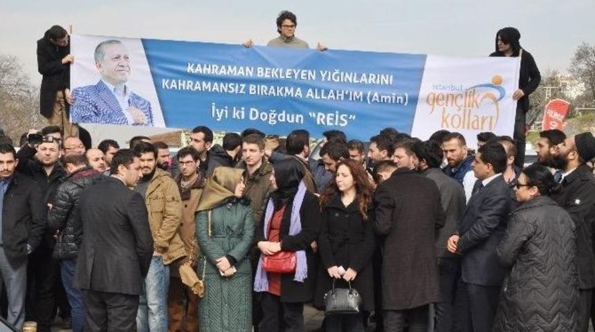 Cumhurbaşkanı Erdoğan&rsquo;ın Konvoyunu Durdurup Doğum G&uuml;n&uuml;n&uuml; Kutladılar
