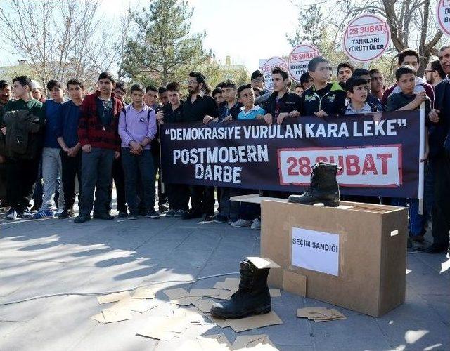 Aksaray’da Ak Gençlik 28 Şubat Darbesini Kınadı