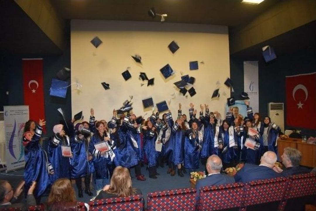 Anne &Uuml;niversitesi İlk Mezunlarını Verdi