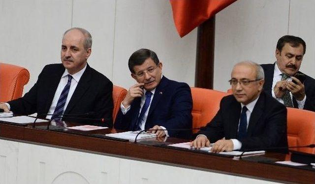 Başbakan Davutoğlu Alkışlarla Karşılandı