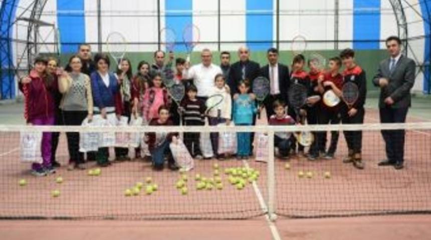 Vali Deniz, Tenise Başlayan &Ccedil;ocuklara Malzeme Dağıttı