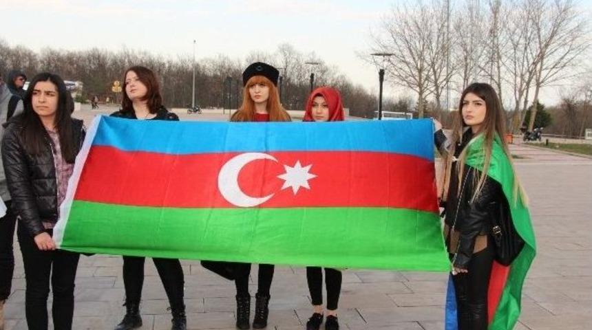 &Ouml;ğrenciler Hocalı&rsquo;yı Andı