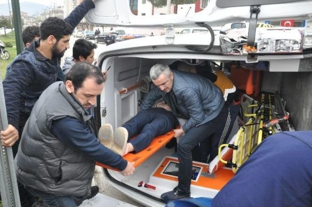 Otob&uuml;s&uuml;n &Ccedil;arptığı Ambulans Takla Attı: 5 Yaralı