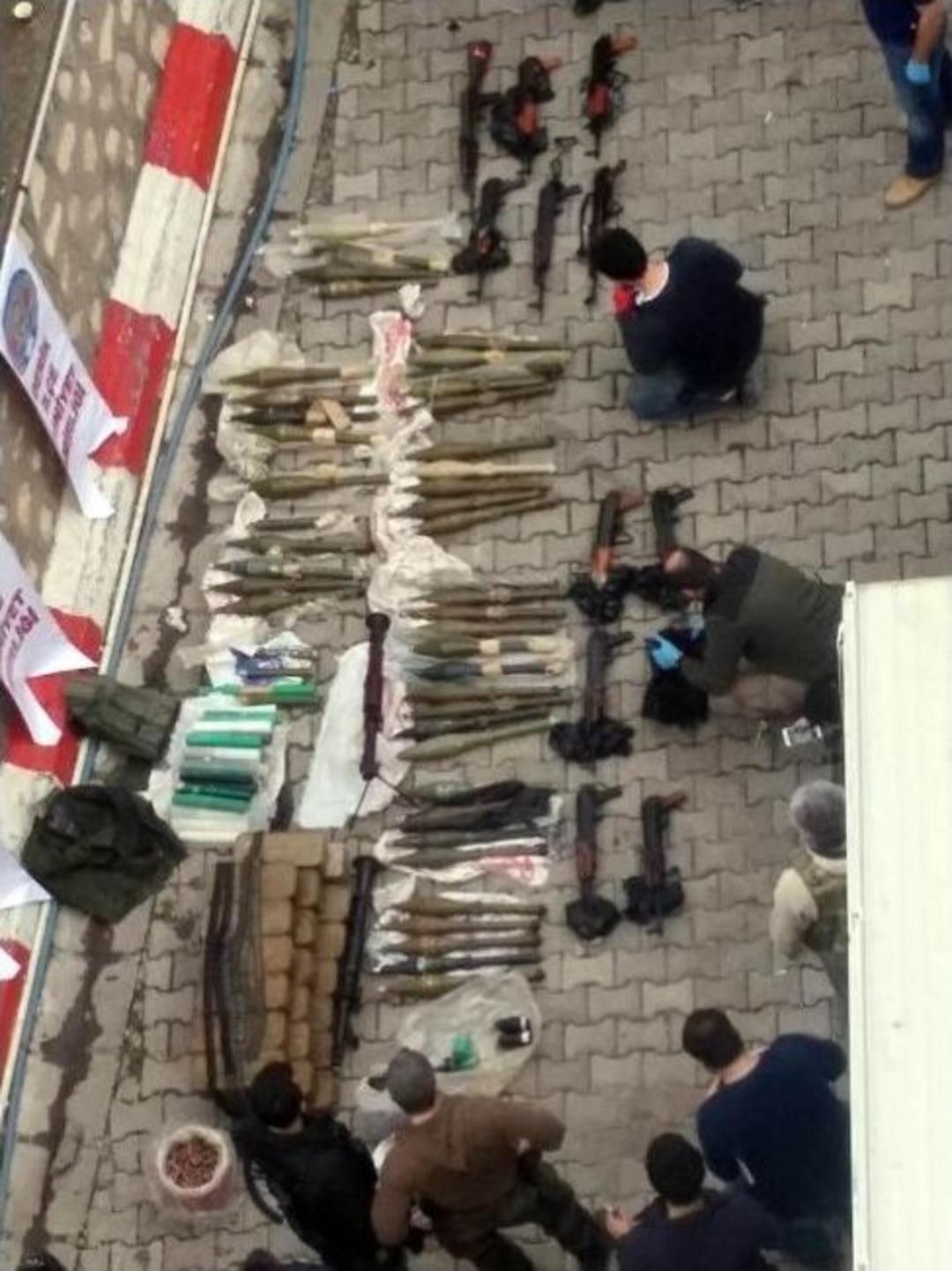 Derik&rsquo;te Y&uuml;kl&uuml; Miktarda M&uuml;himmat Ele Ge&ccedil;irildi